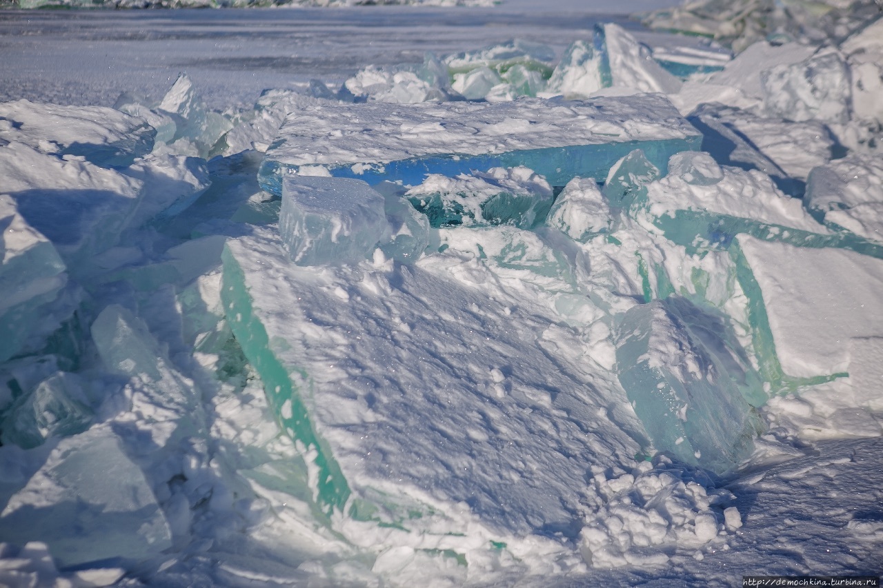 Цвет льда меняется под разными углами, иногда в нем отражается небо Петрозаводск, Россия
