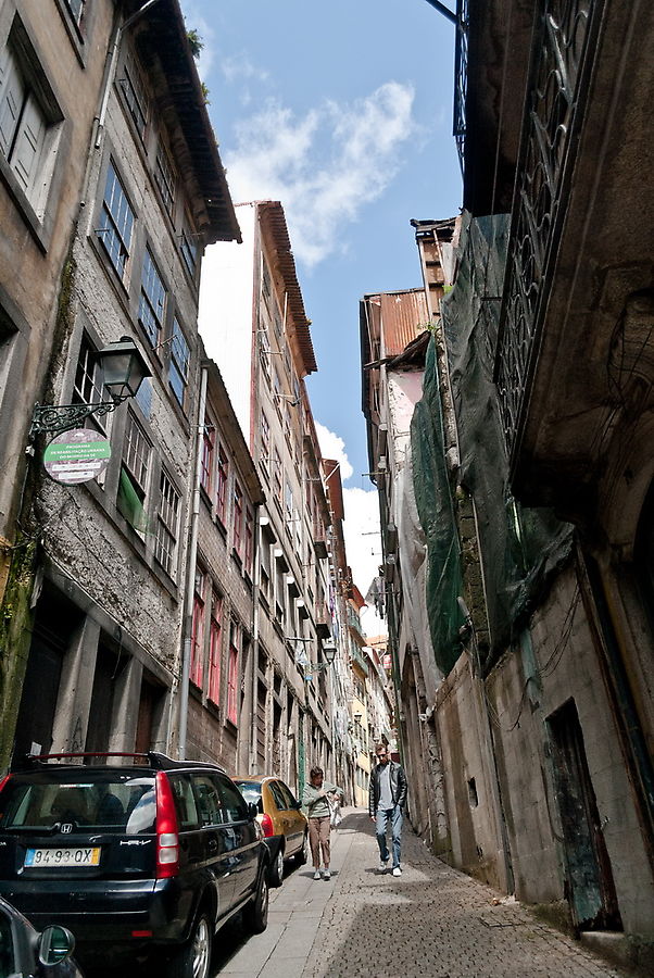 Сейчас вот по этим улицам дойдем до набережной и там должна снова проявиться красота. Порту, Португалия