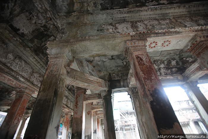 Лепной и разриосванный потолок в интерьерах Ангкор Вата