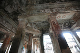 Лепной и разриосванный потолок в интерьерах Ангкор Вата