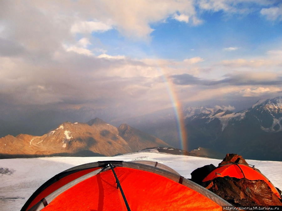 Эльбрус сначала испытал нас метелью,  а потом вознаградил радугой. Эльбрус (гора 5642м), Россия