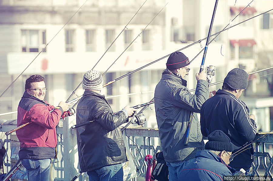 На мосту — целая жизнь. Рыбаки, туристы, фотографирующие рыбаков и фотографирующиеся с рыбаками, мусорщики, уличные торговцы всякое ерундой, разносчики чая, продавцы каштанов и бутербродов со свежевыловленной рыбой. Кстати, о бутербродах — вкусно несказанно, но будьте бдительны, если вы приехали с Стамбул со своей Половиной — ешьте бутерброд только вместе, ведь он содержит такое количество лука, что, съев его в одиночку, о поцелуях в этот день придется забыть -))).