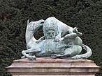 Самая старинная скульптура в саду – Лошадь и Лев (1625 г.). Лев плачет над тушей лошади, которую он сам же и сразил. Тема борьбы света и тьмы.