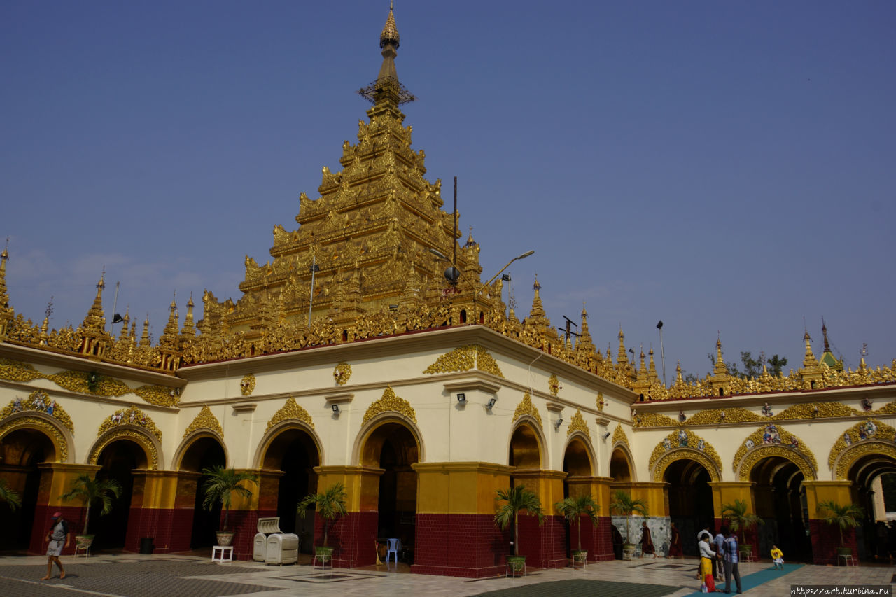Сам храм не отличается какой-то особой изысканностью, но место очень почитаемо бирманцами. Мандалай, Мьянма