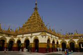 Сам храм не отличается какой-то особой изысканностью, но место очень почитаемо бирманцами.