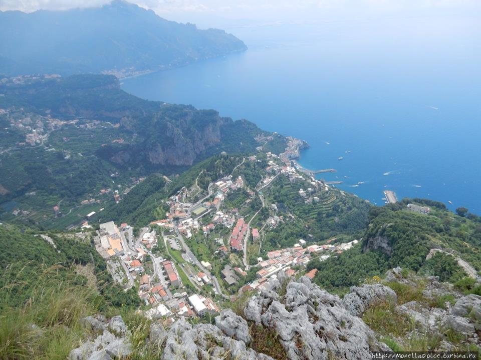 Amalfi — панорама сверху со стороны посёлка Pogerola Амальфи, Италия