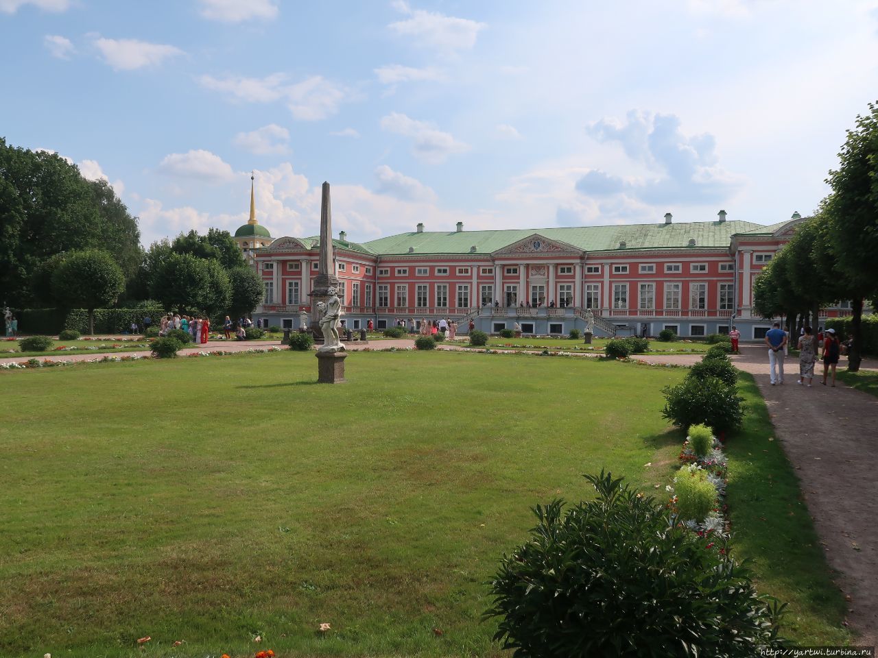 До наших дней сохранилось более 20 уникальных памятников архитектуры, а также единственный в Москве французский регулярный парк усадьбы с мраморной скульптурой, прудами и павильонами. Фрагмент парка за центральным дворцом. Москва, Россия