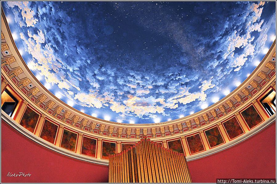 Купол главного зала венчает изображение неба. Это создает необычный эффект, как будто у вас над головой нет крыши. Такого варианта оформления я еще не видел...
* Балтимор, CША