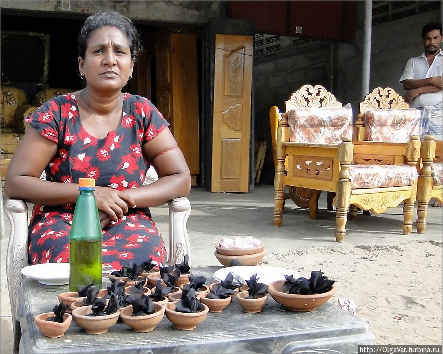 Такие светильники, своего рода свечки — необходимый атрибут для ритуала пуджа, продают рядом с храмами Тринкомали, Шри-Ланка