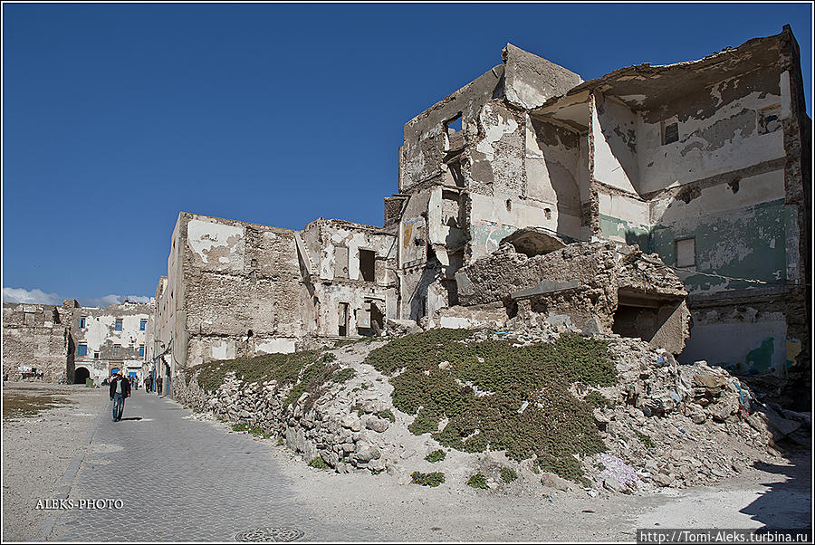 Город разрушается со стороны моря, поэтому он охраняется ЮНЕСКО...
* Эссуэйра, Марокко