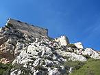 Из-  за высоты скалы ( 630 м. над уровнем моря ) и небольших размеров , крепость как бы висит в воздухе.
