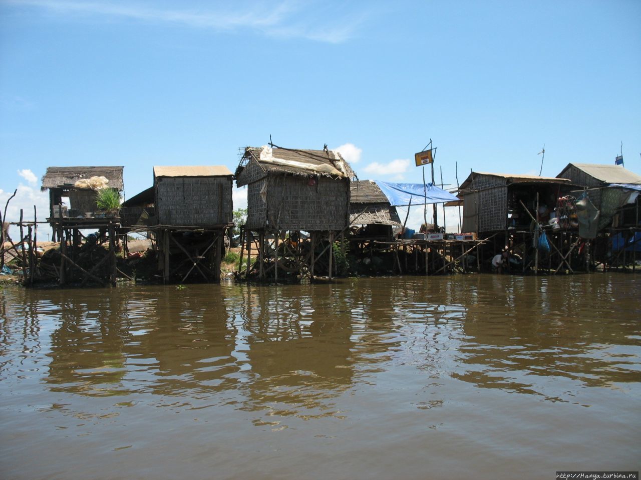 Плавучая деревня на озере