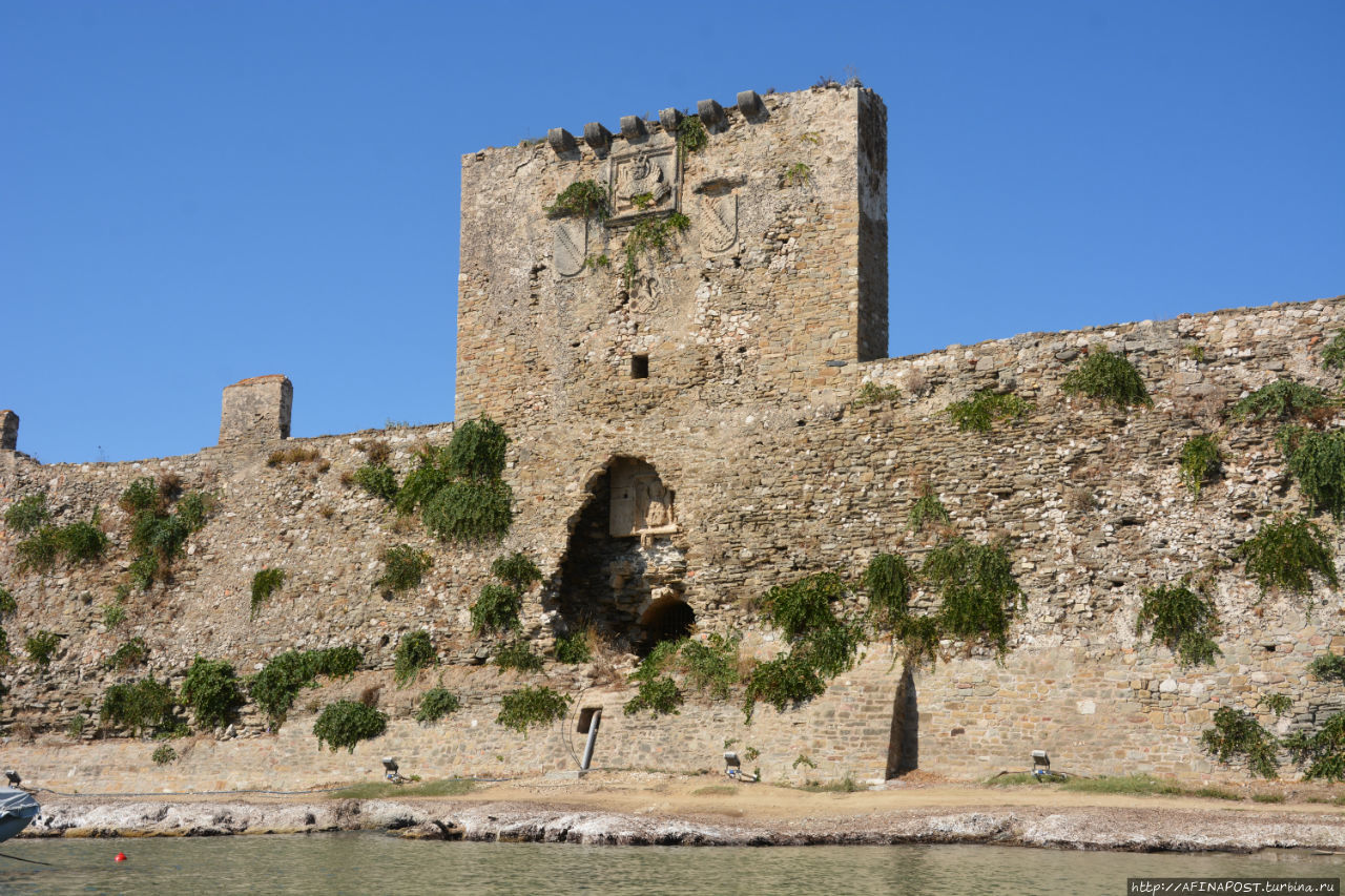 Метони. Вдоль стен крепости Метони, Греция