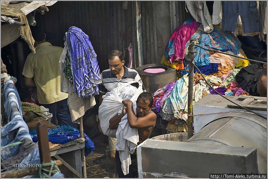 Нелегкий ежедневный труд. Тюки с бельем — весьма тяжелые...
* Мумбаи, Индия