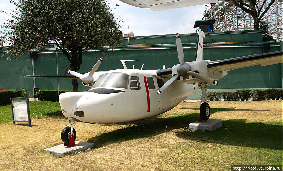 Аэро Коммандер 680F построенный в 1951 году для частных перевозок 4-7 пассажиров, выпускался до 1986 года Мехико, Мексика
