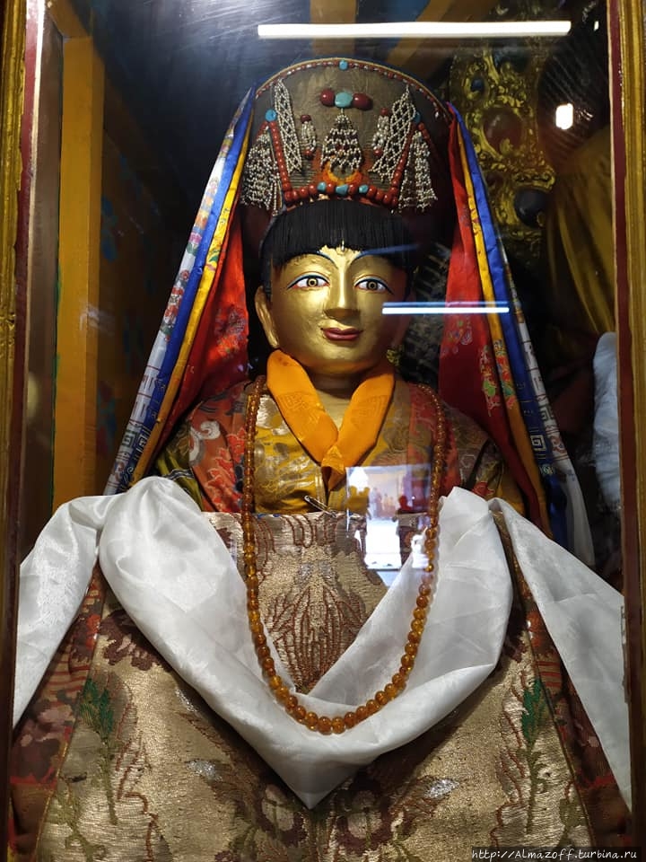 Статуя Миларепы в монастыре Пелгье Линг в Катманду