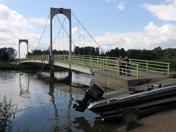 Вантовый мост на озере Та