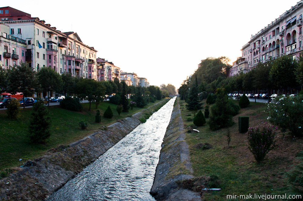 Через всю Тирану протекает река Лана. Она разделяет город на южную и северную части. Тирана, Албания