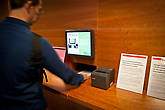 так в библиотеке сдают взятые книги -автомат сканирует наклейку и проставляет на выданном чеке, что книги сданы