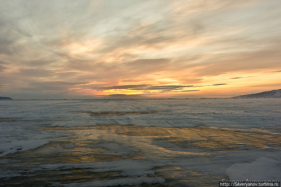 Позёмка и закат в Баргузинском заливе Хужир, остров Ольхон, Россия
