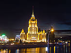 В Москве есть своя, неповторимая романтика. Особенно вечером. Москва-река. Не прекрасно ли?