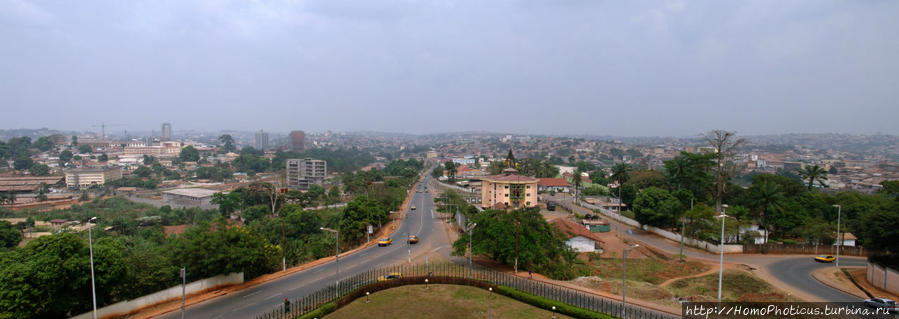 Вид с площадки Арки воссоединения Яунде, Камерун