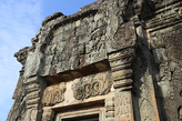 Эродированный рельеф башенной притолоки храма Пном-Бакенг. Фото из интернета