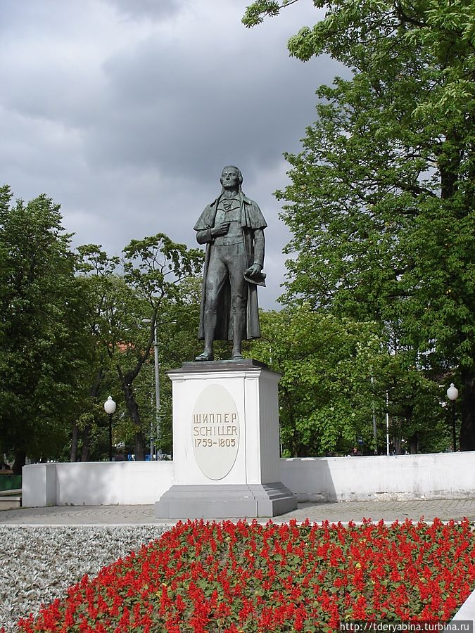 И памятник немецкому поэту Фридриху Шиллеру. Калининград, Россия