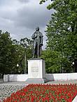 И памятник немецкому поэту Фридриху Шиллеру.
