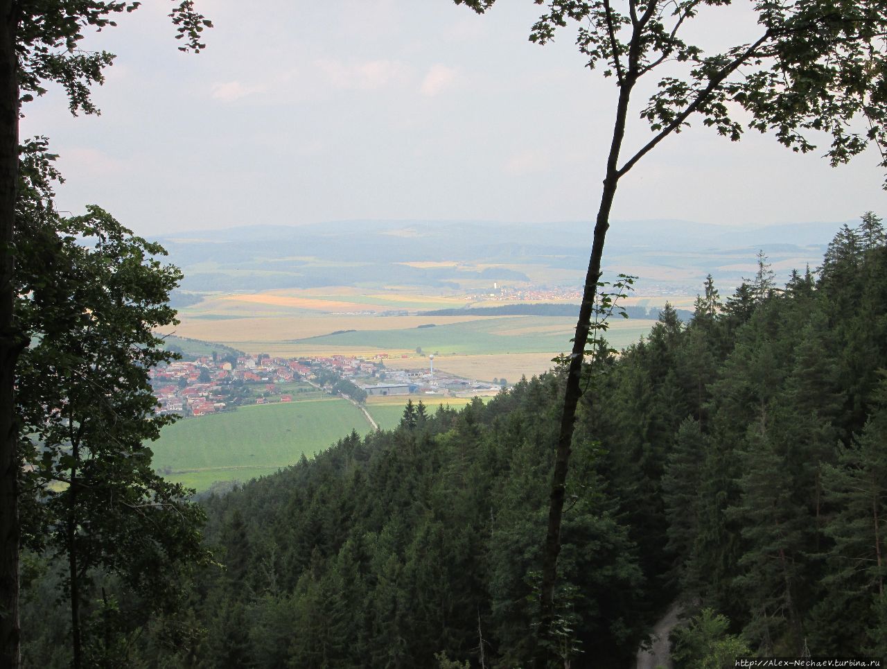 Вид из Рая на тёплую долину. Вдалеке в дымке — предгорья Высоких Татр. Попрад, Словакия