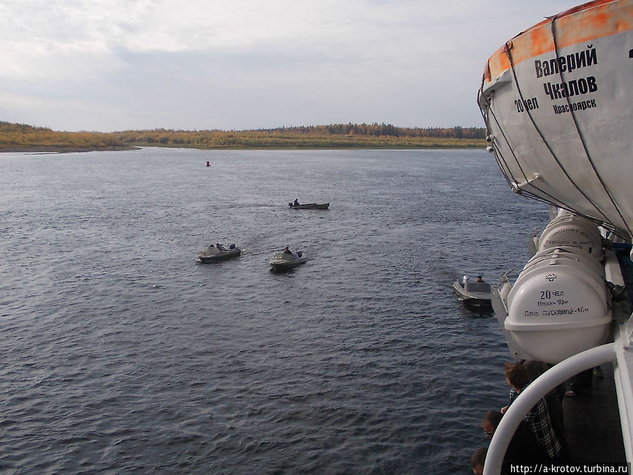 на совсем малых стоянках — местные сами подплывают к судну Туруханск, Россия