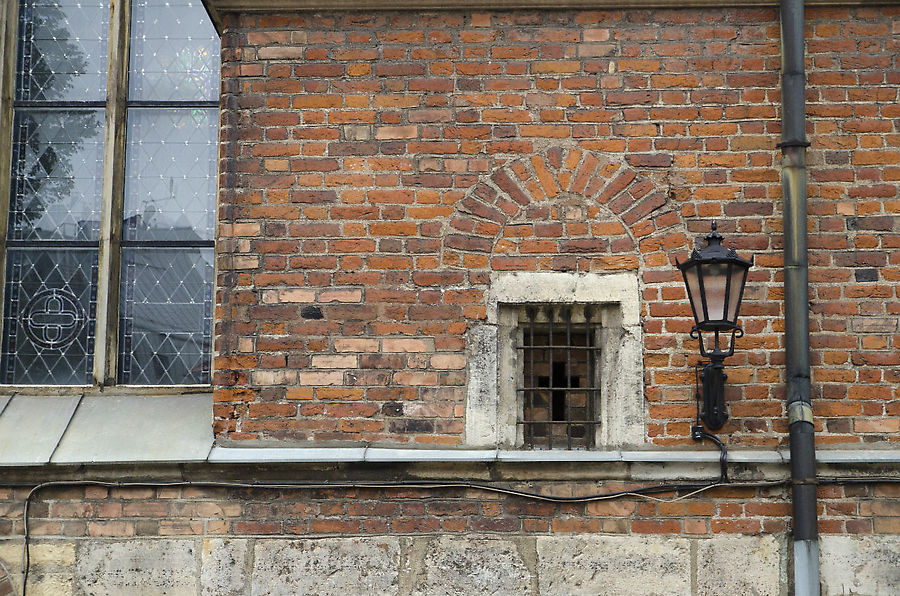 За этим окошком два каких-то чудика давным-давно зачем-то пожелали быть замурованными заживо.