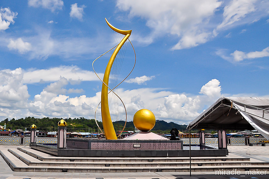 На набережной возведен оригинальный монумент — подарок брунейских граждан своему султану в честь его 60-ти летия. Бандар-Сери-Бегаван, Бруней
