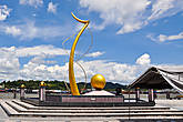 На набережной возведен оригинальный монумент — подарок брунейских граждан своему султану в честь его 60-ти летия.