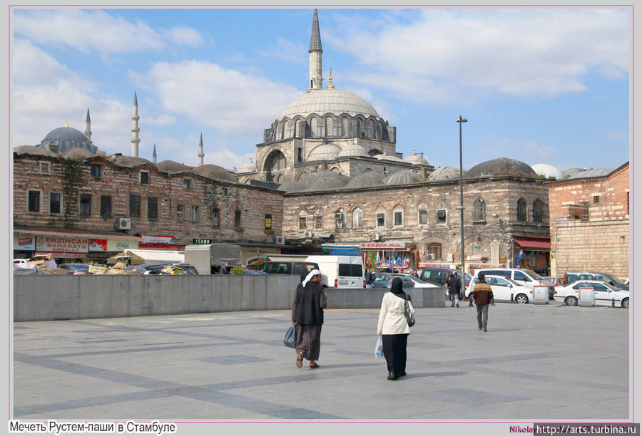 Мечеть Рустем-паши. Очень бросается в глаза, то что почти нет деревьев как в Сочи, город мой просто утопает в зелени по сравнению с красивым и богатым в архитектуре Стамбулом. Стамбул, Турция