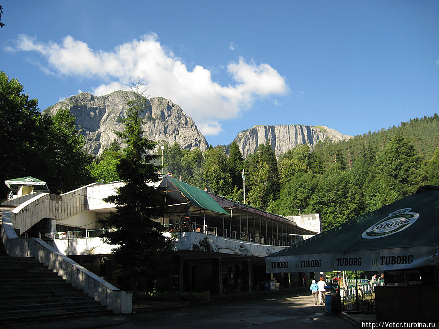 С этой стороны берег озера застроен всевозможными кафешками и ресторанами — аж ступить некуда.