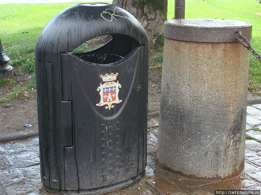 И даже такая деталь городского быта увенчана короной.