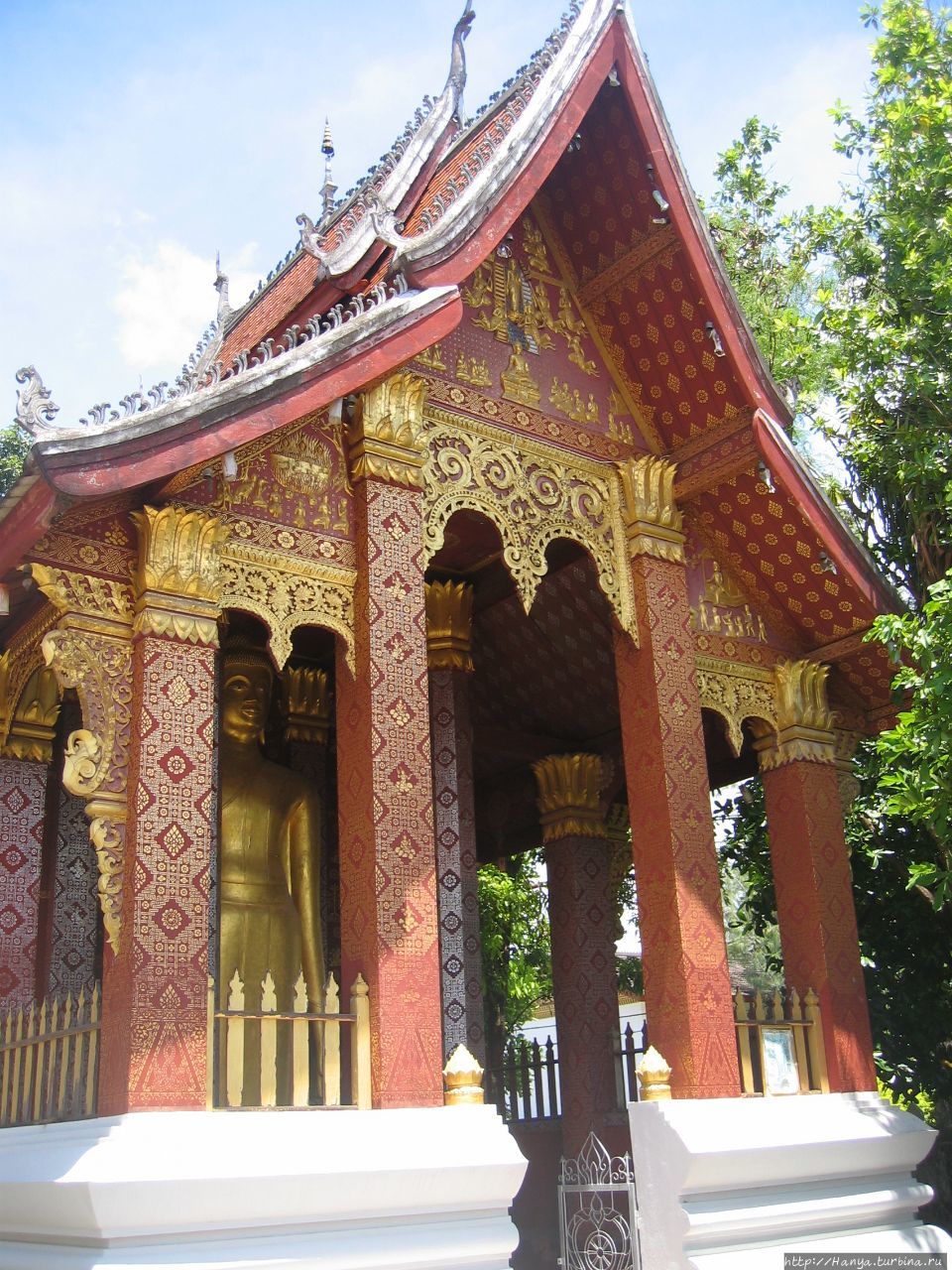 Большая часовня на территории храмового комплекса Ват Сене Сук Харам с фигурой стоящего Будды Луанг-Прабанг, Лаос