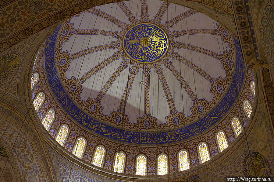 Центральный зал размером 53 х 51 метр накрыт куполом диаметром 23,5 метров и высотой 43 метра. Купол и полукупола украшены надписями — сурами из Корана и изречениями пророка Мухаммеда, которые были искусно выполнены Сейидом Касымом Губари из Диярбакыра. Купол опирается на четыре огромные колонны, диаметром по 5 метров. В узорах мечети преобладают растительные мотивы — традиционные тюльпаны, лилии, гвоздики и розы, а также орнаменты различных цветов на белом фоне. Кроме того, было подсчитано, что для узоров керамических плиток было использовано более 50 вариации изображения тюльпанов.