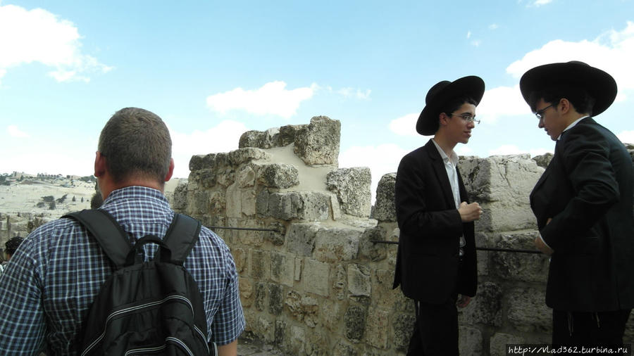 Разговор двух молодых ортодокса. Иерусалим, Израиль