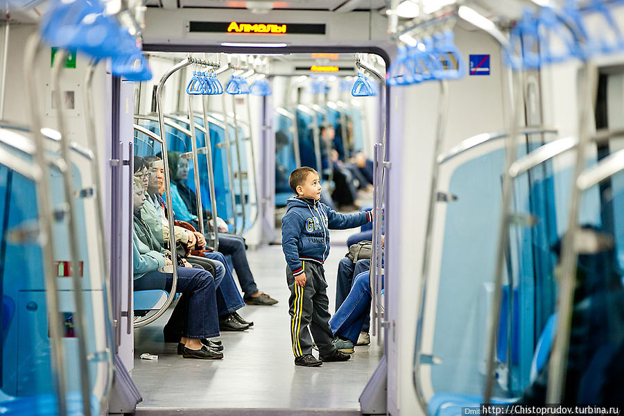 Все вагоны имеют сквозной проход. В час пик все сидячие места заняты, но такого столпотворения, как в московском метро нет. Все дело в том, что построенные станции метро не доходят до спальных районов, пока.