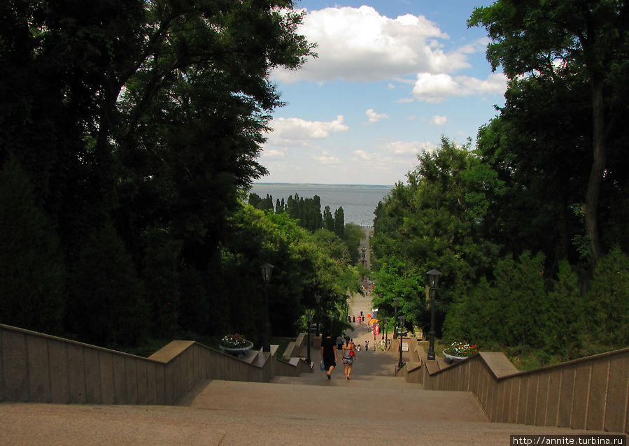 Каменная (Депальдовская) лестница — спустившись по 189 ступенькам, вы попадёте на Пушкинскую набережную. Таганрог, Россия