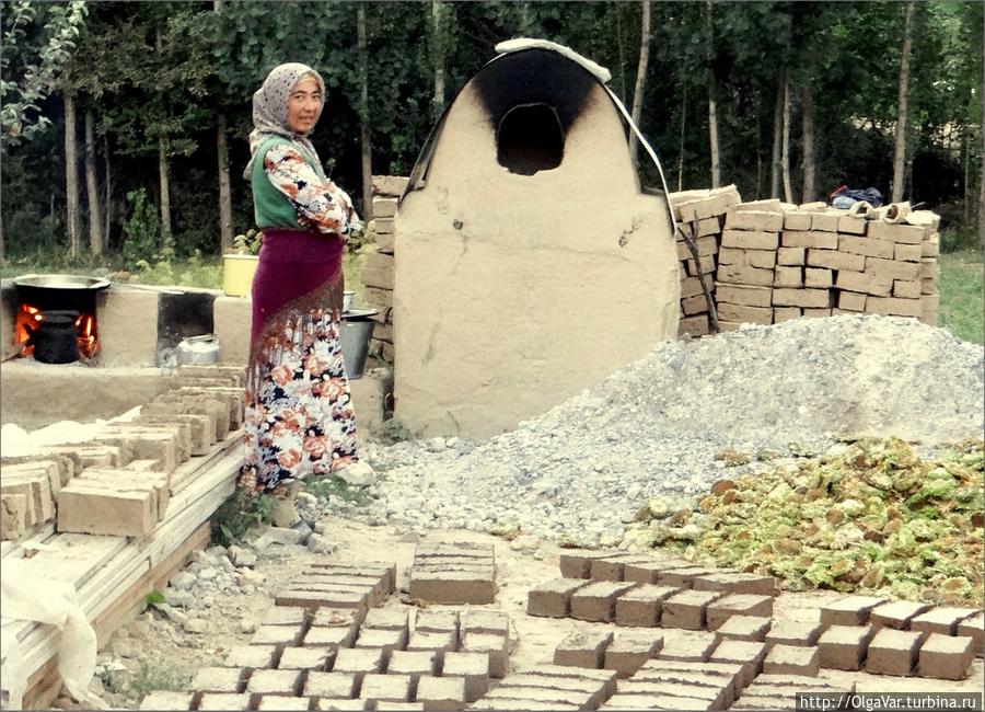 Кирпичи делают сами, закаливая их в печах — тандыр называется Арсланбоб, Киргизия
