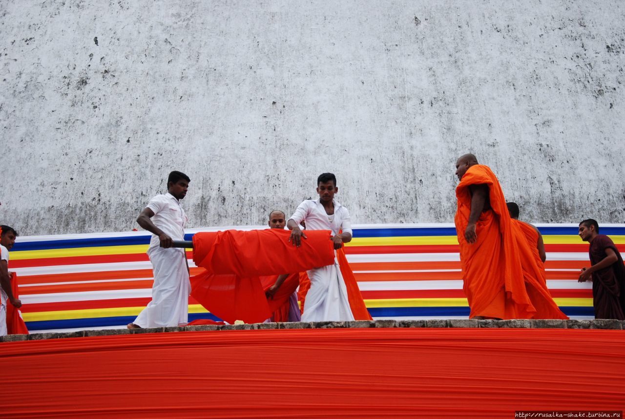Праздник у Руанвелиссии Анурадхапура, Шри-Ланка