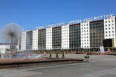 Дом на Площади Победы, самой большой площади Белоруссии и одной из крупнейших в Европе.
