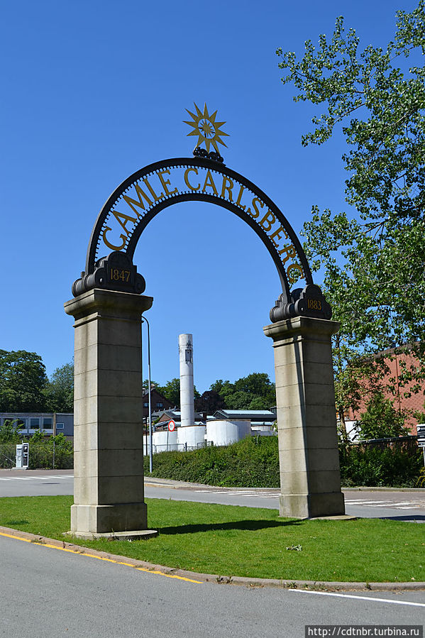 старинная арка завода 