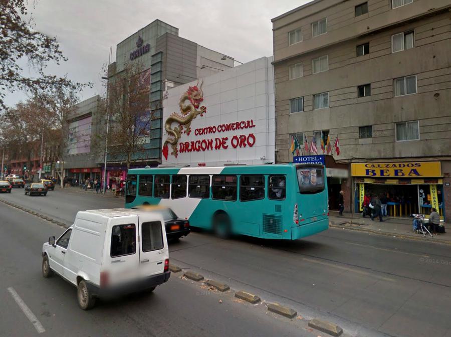 Вон отель там за автобусом притаился. Даже флаги для понту вывесили :) Сантьяго, Чили
