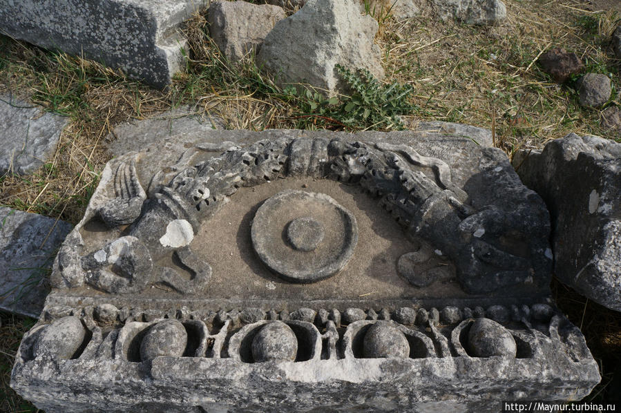 Детали   храма   Афины. Измир, Турция