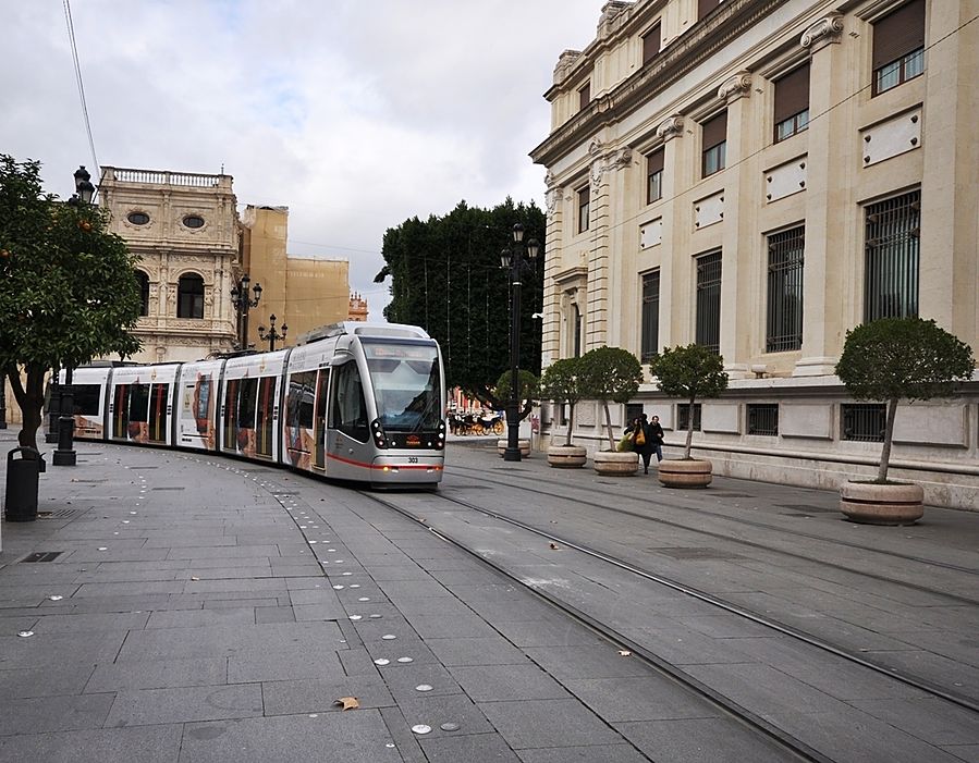 Трамвай на проспекте Конституции Севилья, Испания