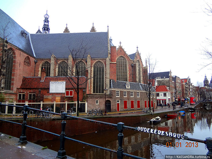 Старая церковь в районе красных фонарей Амстердам, Нидерланды
